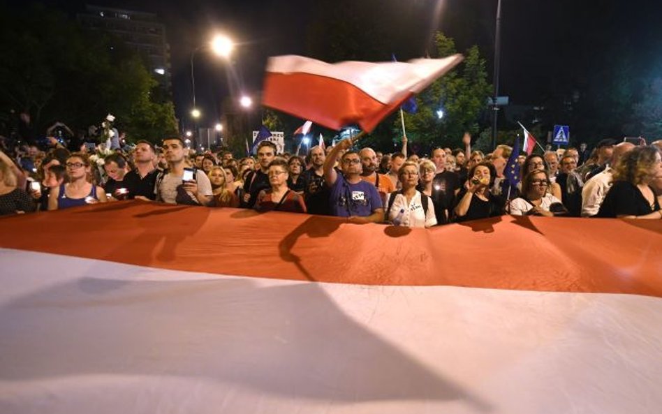 Reuters o reformie sądownictwa przeprowadzanej przez PiS