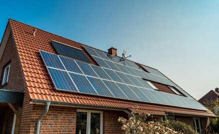 Panele fotowoltaiczne to coraz częstszy widok na domach jednorodzinnych. Energię ze słońca chcą pozy