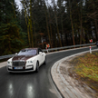 Rolls-Royce Ghost „Amber Roads”, za nim Cullinan Black Badge „Inspired by Fashion”.