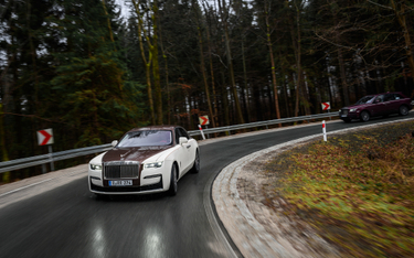 Rolls-Royce Ghost „Amber Roads”, za nim Cullinan Black Badge „Inspired by Fashion”.