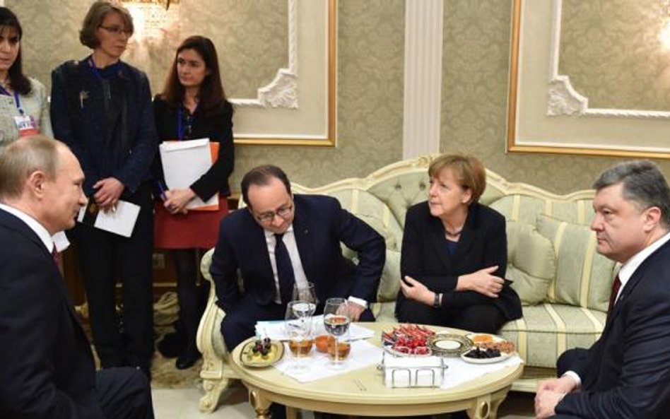 W tym saloniku w Pałacu Niepodległości w Mińsku przywódcy Rosji, Francji, Niemiec i Ukrainy negocjow