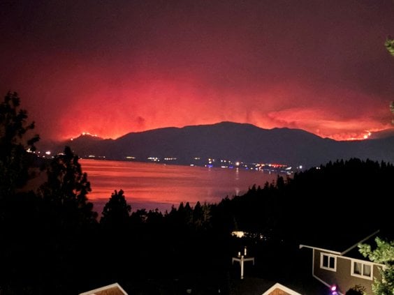 Pożar lasu w pobliżu jeziora Okanagan w Peachland w Kolumbii Brytyjskiej