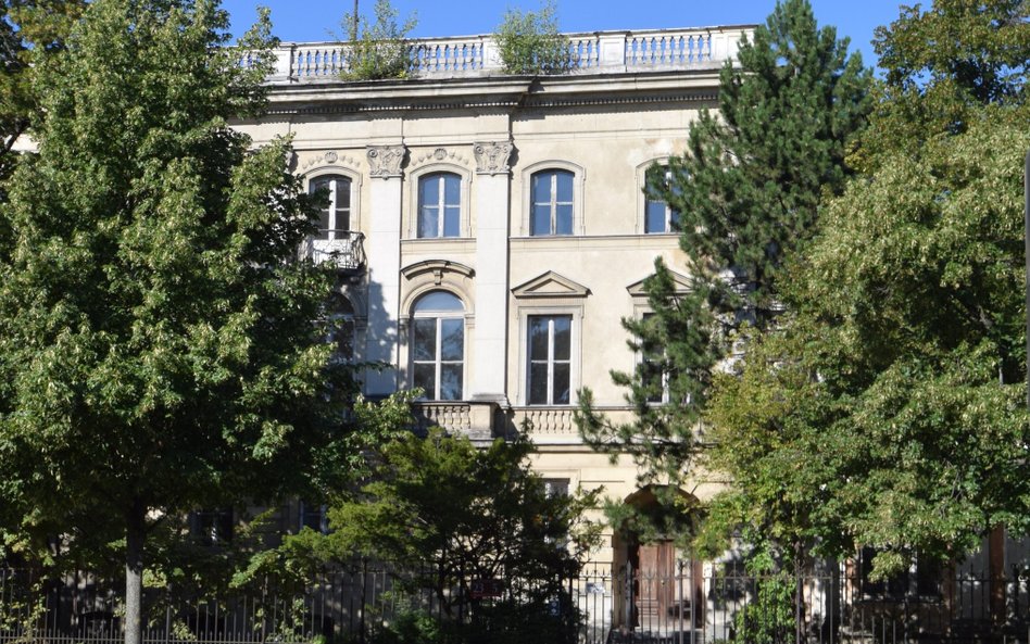 Po wojnie willa została upaństwowiona i odbudowana, co ciekawe – pod okiem tego samego projektanta, 