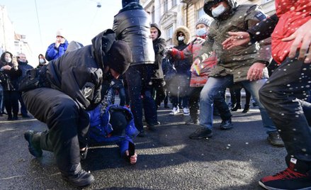 Brutalne tłumienie demonstracji w Rosji może okazać się mało kosztowne dla władz na Kremlu