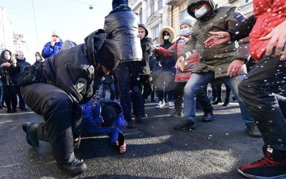 Brutalne tłumienie demonstracji w Rosji może okazać się mało kosztowne dla władz na Kremlu