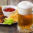 Alkohol bez zezwolenia jako darmowy dodatek do posiłków to łamanie prawa