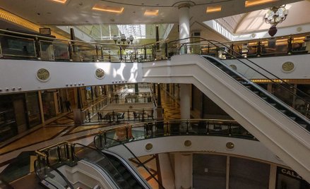 Rząd zamyka kluby, restauracje i częściowo centra handlowe z powodu koronawirusa