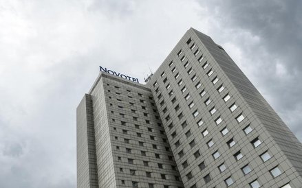 Trudno z daleka nie zobaczyć kanciastej sylwetki hotelu