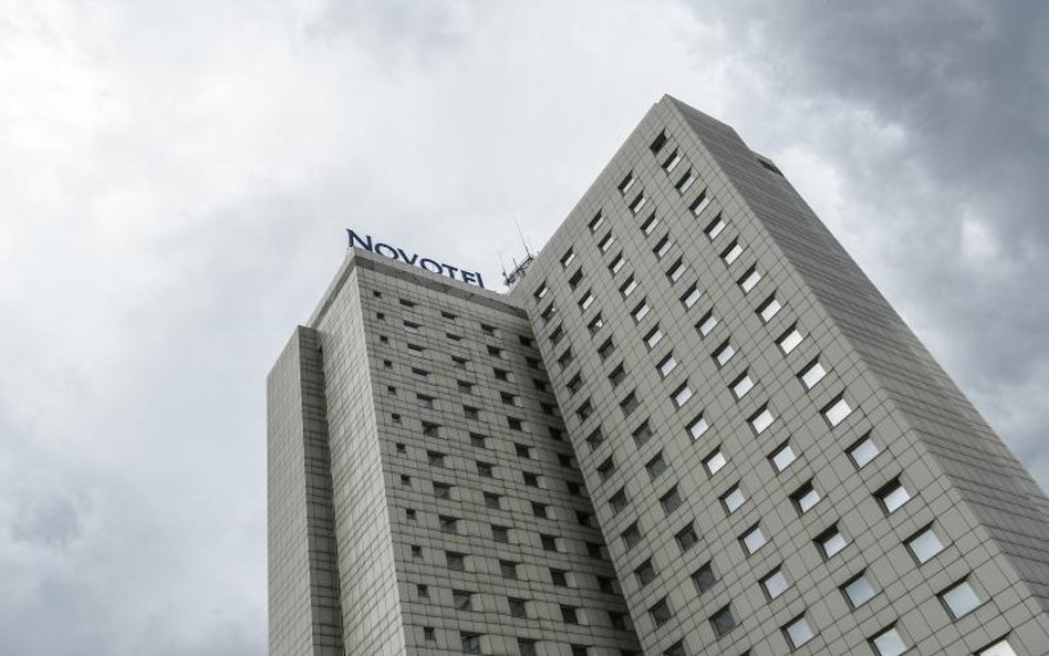 Trudno z daleka nie zobaczyć kanciastej sylwetki hotelu