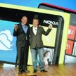 Stephen Elop, szef Nokii z prezesem Microsoftu Stevem Ballmerem, podczas prezentacji nowych telefonó