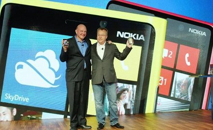 Stephen Elop, szef Nokii z prezesem Microsoftu Stevem Ballmerem, podczas prezentacji nowych telefonó