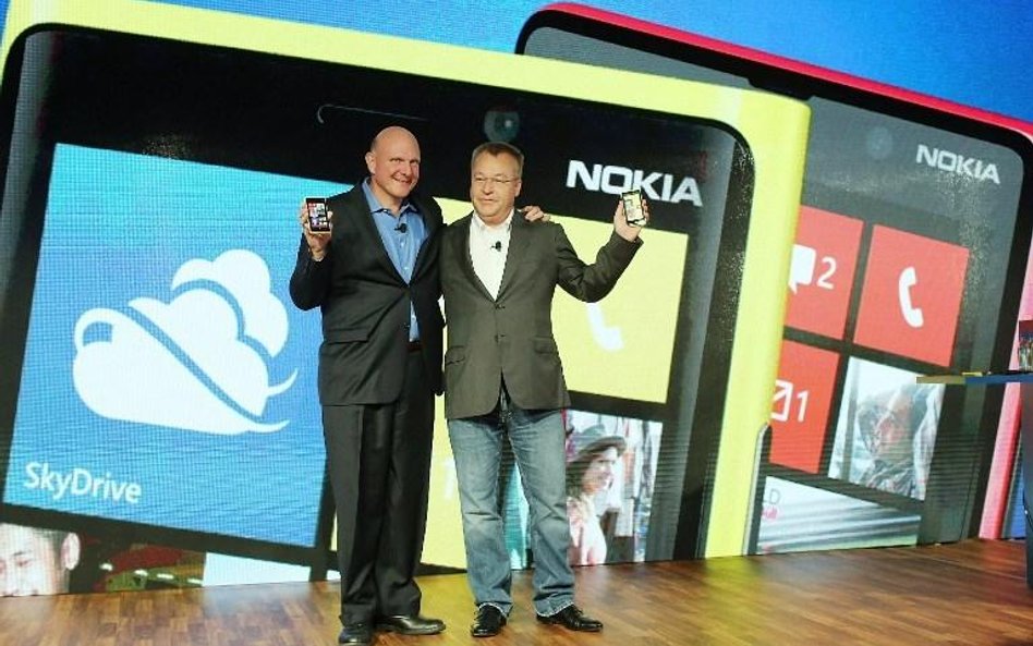 Stephen Elop, szef Nokii z prezesem Microsoftu Stevem Ballmerem, podczas prezentacji nowych telefonó