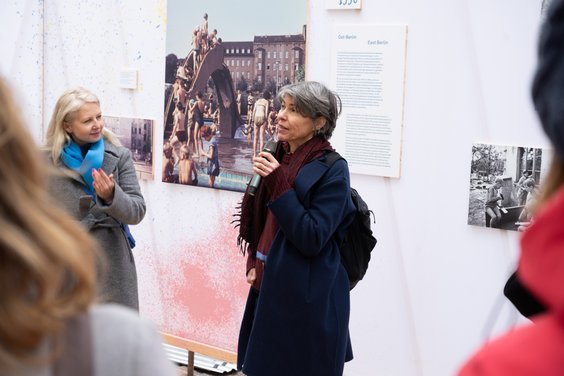 Joanna Warsza (po lewej) na wystwie "Radical Playgrounds"