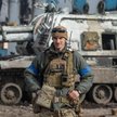 Ukraiński żołnierz przed zniszczonym rosyjskim działem samobieżnym
