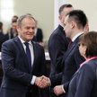 Premier Donald Tusk (L) i minister finansów Andrzej Domański (2L) przed posiedzeniem rządu