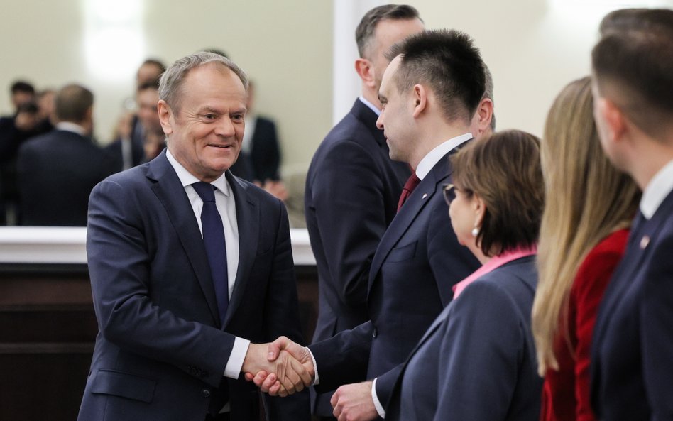 Premier Donald Tusk (L) i minister finansów Andrzej Domański (2L) przed posiedzeniem rządu