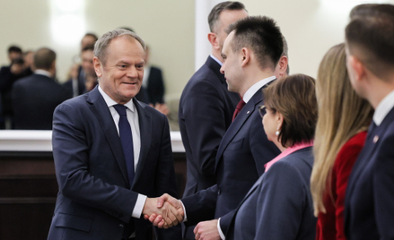 Premier Donald Tusk (L) i minister finansów Andrzej Domański (2L) przed posiedzeniem rządu