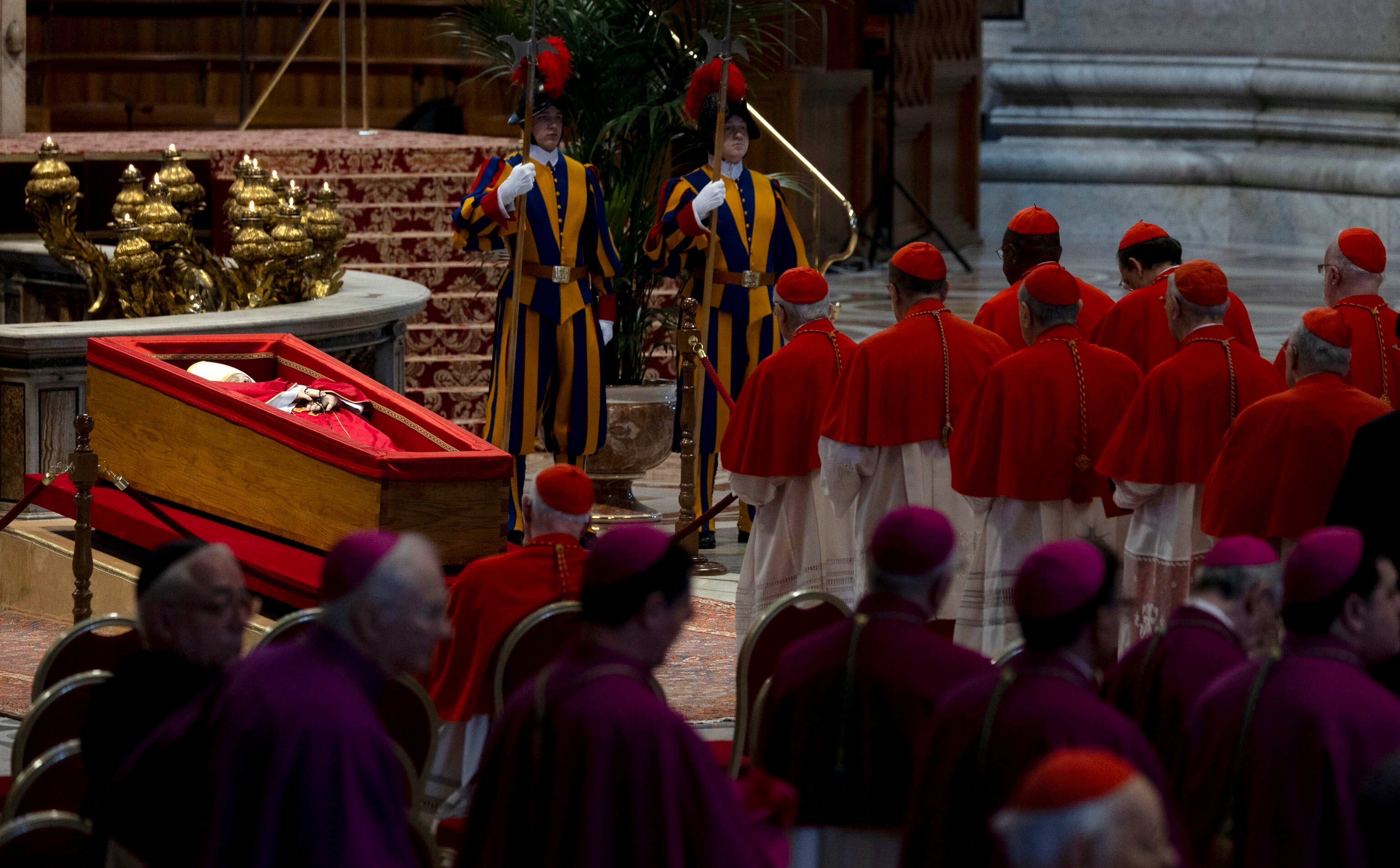 Wierni już żegnają papieża Franciszka w Bazylice św. Piotra