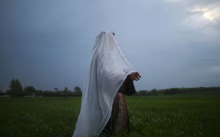 7 lutego, Gaza. Palestyńska dziewczynka niedaleko obozu dla uchodźców w al-Burajdż położonego w środ