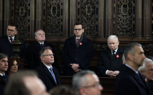 Przedstawiciele rządu i politycy PiS podczas mszy świętej w katedrze na Wawelu w Krakowie.