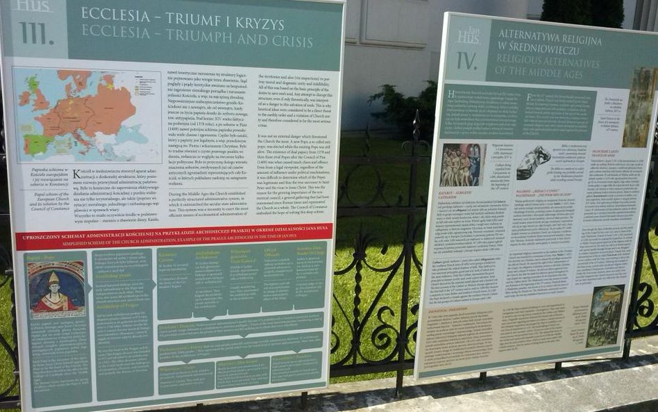 Wystawa o Janie Husie na ogrodzeniu luterańskiego Kościoła Św. Trójcy w Warszawie