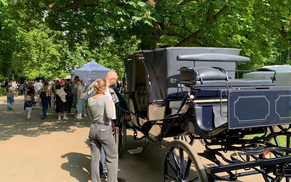 W ogrodzie zaparkowała zabytkowa dorożka