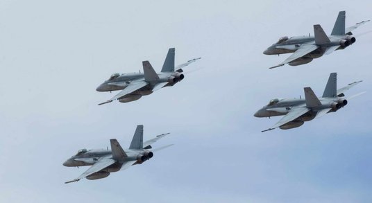 Formacja F/A-18C z 75. dywizjonu przelatuje po raz ostatni nad swoją bazą macierzystą RAAF Tindal, 3