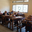 Studentki Al-Azharu podczas jednego z egzaminów. Jeżeli ściągawka, to tylko w hidżabie?