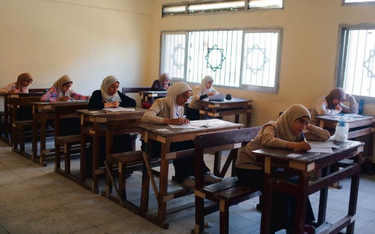 Studentki Al-Azharu podczas jednego z egzaminów. Jeżeli ściągawka, to tylko w hidżabie?