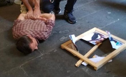 Włochy: Artysta namalował portret performerki po czym uderzył ją nim w głowę