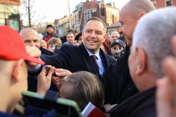 Kandydat Komitetu Obywatelskiego, popierany przez Prawo i Sprawiedliwość, prezes Instytutu Pamięci N