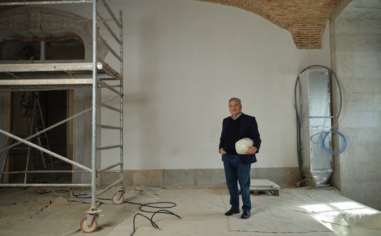Armando Martins we wnętrzach pałacu podczas remontu.