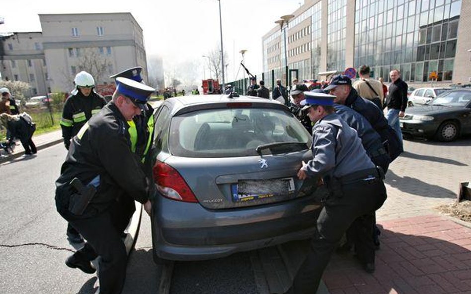 Strażak wystawi mandat za brak dojazdu