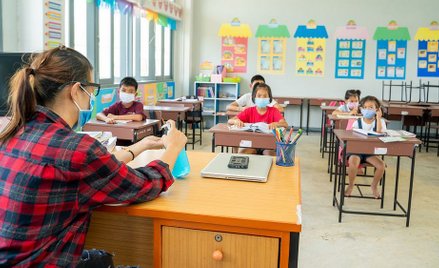 Hiszpania: Dzieci w szkołach w maskach. Przez cały czas