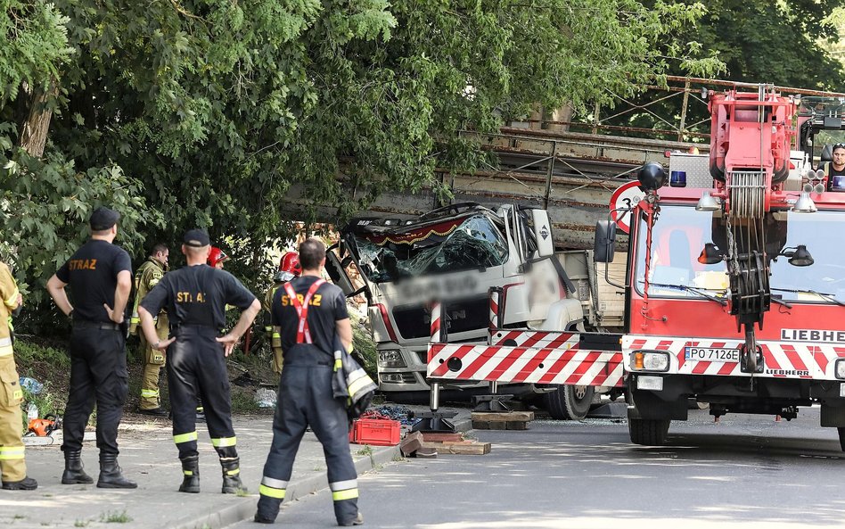 Sieraków. Ciężarówka uderzyła w wiadukt. Konstrukcja zawaliła się