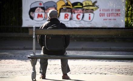 Francja: 98-letni lekarz pomaga w walce z koronawirusem