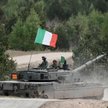 Żołnierze włoskich sił zbrojnych przy czołgu podstawowym C1 Ariete podczas ćwiczeń NATO Iron Spear 2