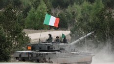 Żołnierze włoskich sił zbrojnych przy czołgu podstawowym C1 Ariete podczas ćwiczeń NATO Iron Spear 2