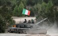 Żołnierze włoskich sił zbrojnych przy czołgu podstawowym C1 Ariete podczas ćwiczeń NATO Iron Spear 2