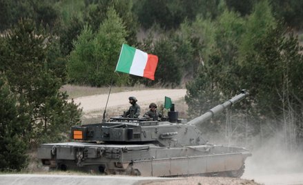 Żołnierze włoskich sił zbrojnych przy czołgu podstawowym C1 Ariete podczas ćwiczeń NATO Iron Spear 2