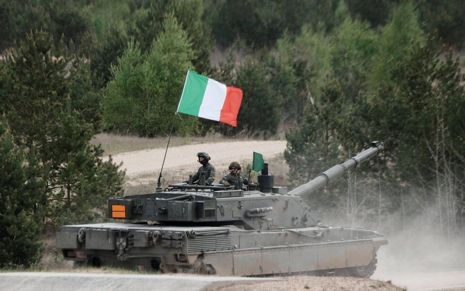 Żołnierze włoskich sił zbrojnych przy czołgu podstawowym C1 Ariete podczas ćwiczeń NATO Iron Spear 2