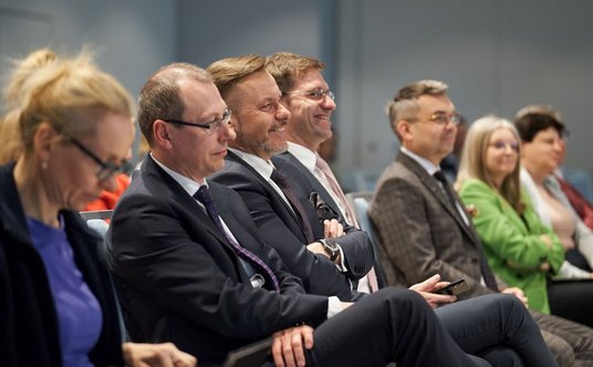 Debacie przysłuchiwał się prezes POT Rafał Szmytke (w środku), który na koniec też zabrał głos, i li