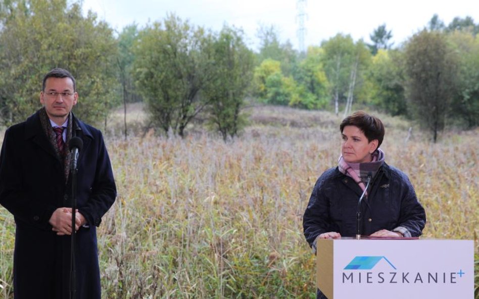 Premier Beata Szydło oraz wicepremier, minister rozwoju i finansów Mateusz Morawiecki podczas uroczy