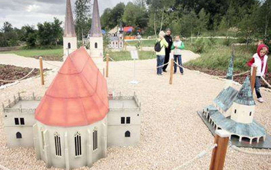 Sanktuarium Maryjne Matki Bożej Królowej Bawarii w Altötting, którego miniatura jest w parku, został