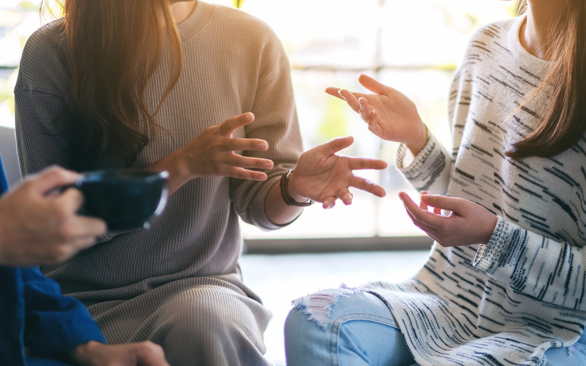 Ludzie mówią coraz mniej. Naukowcy odkryli niepokojący trend w rozmowach