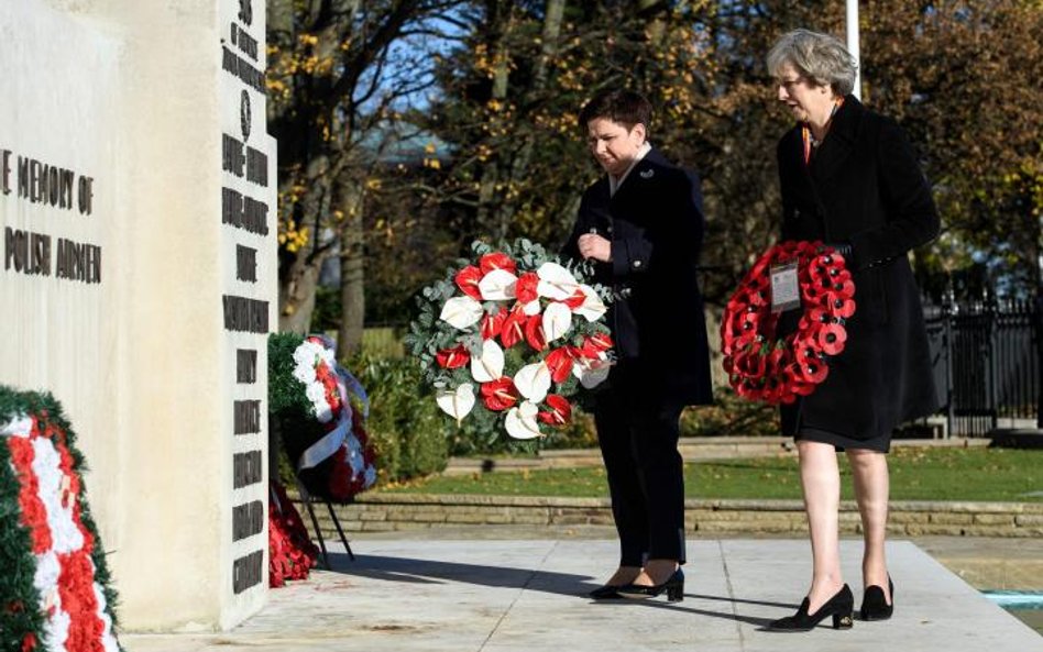 Beata Szydło i Theresa May złożyły kwiaty pod pomnikiem polskich lotników biorących udział w bitwie 