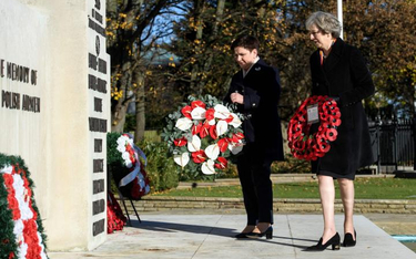 Beata Szydło i Theresa May złożyły kwiaty pod pomnikiem polskich lotników biorących udział w bitwie 