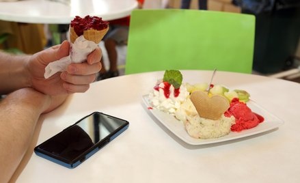 Sąd w Krakowie: dostanie 10 tys. zł za metalową kulkę w lodach