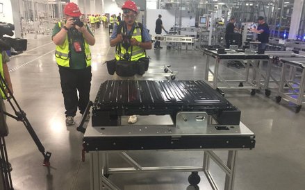 Elon Musk zakłada, że do 2018 roku jego zakład będzie produkować baterie 500 tys. samochodów rocznie