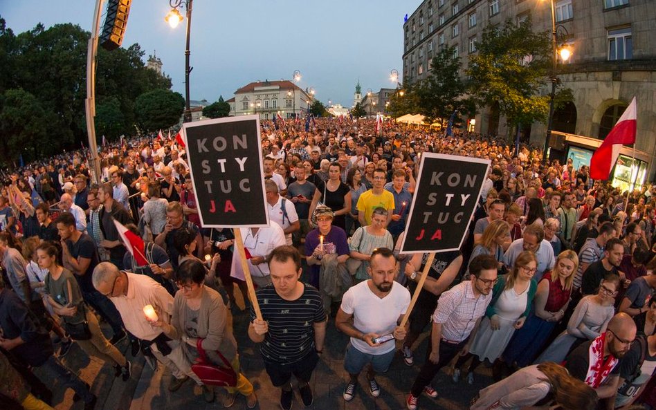 Protesty przeciwko reformie sądownictwa wpłynęły na wzrost zainteresowania polityką.